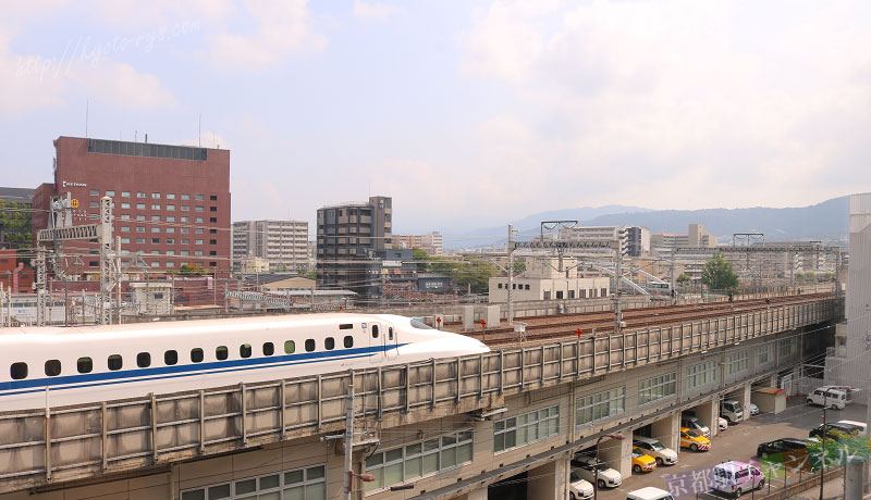 京都駅を走る新幹線