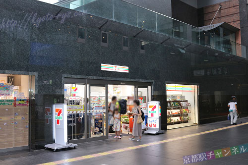 京都駅の中央口改札前のセブンイレブン