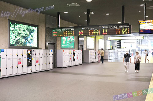 京都駅の改札内にある大量のコインロッカー