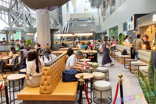 京都駅ビルのミスタードーナツのフードコート