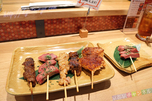 の焼肉店「弘」の串盛り合わせ