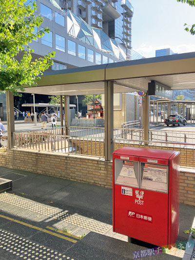京都駅の送迎場横のポスト