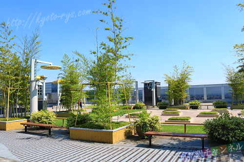 京都駅の大空広場（葉っぴいテラス）