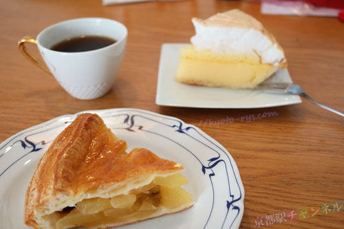 アップルパイとレモンケーキ