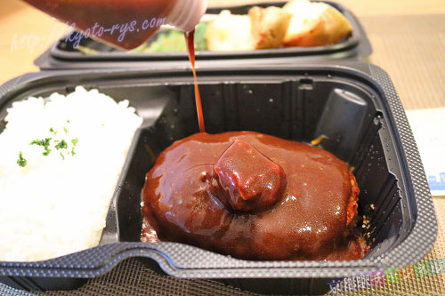 ビーフシチューソースをタップリかけたキャピタル東洋亭のお弁当