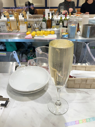 京都駅のフレンチ酒場GOLDのなみなみスパークリング