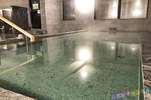 お湯が深くゆっくり疲れる内湯