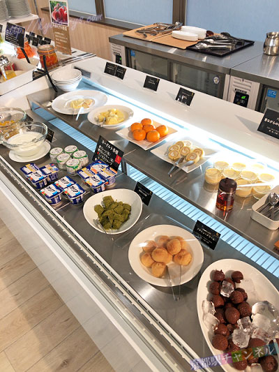 フルーツやロールケーキ、わらび餅、シュークリーム、プリン、あべかわ豆腐