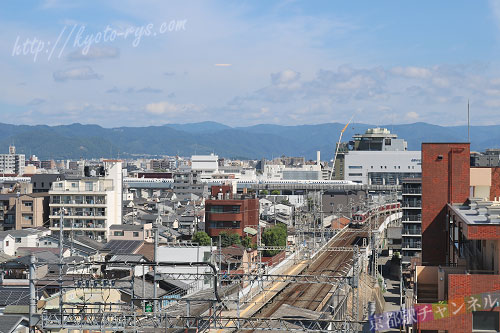 窓から見える新幹線