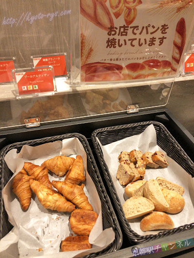 焼き立てのパン