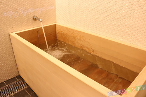 ホテルカンラ京都のヒバの浴槽