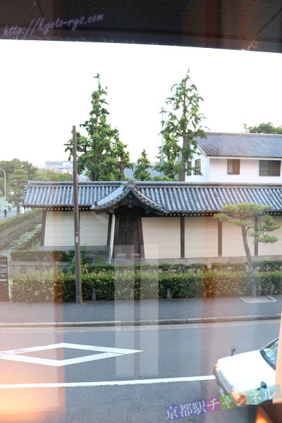部屋の窓から見える東本願寺