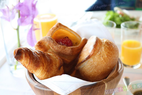 和菓子をイメージした明るい部屋