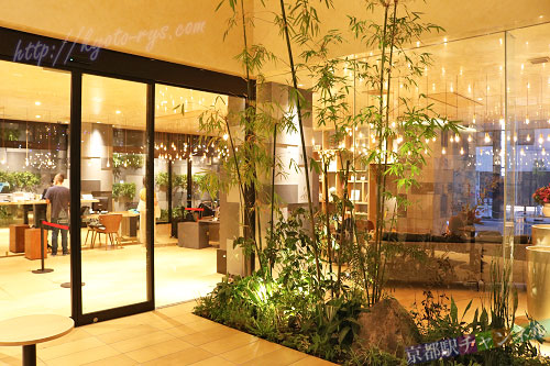 ロイヤルツインホテル京都八条口のホテル玄関の竹