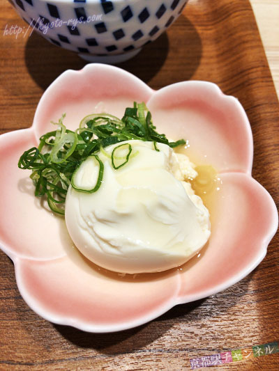 柚子の白ポン酢をかけた、まるとろ豆富
