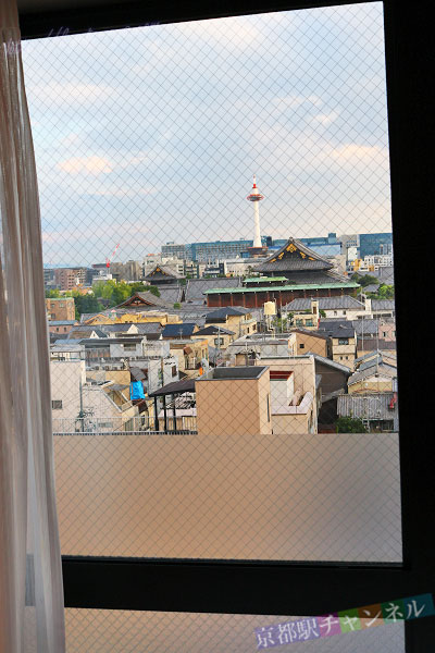 ホテルの部屋から見える昼の京都タワー