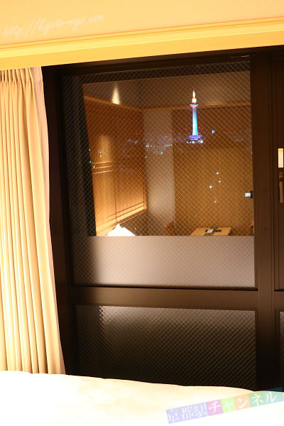 ホテルの部屋から見える夜の京都タワー