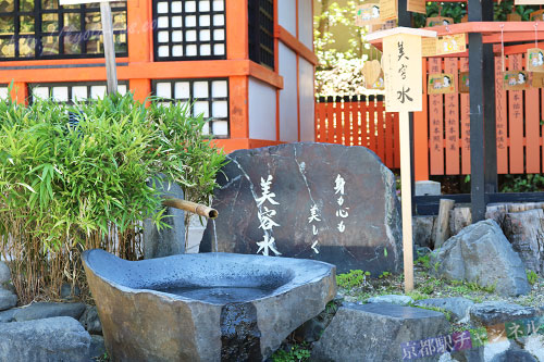 八坂神社の美用水