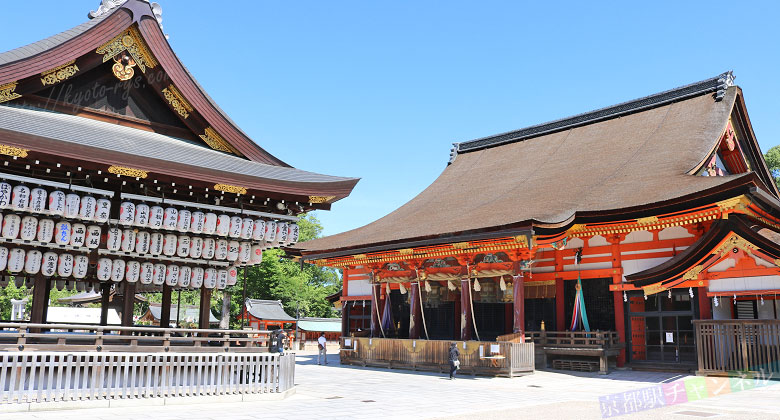 八坂神社の本堂と舞殿