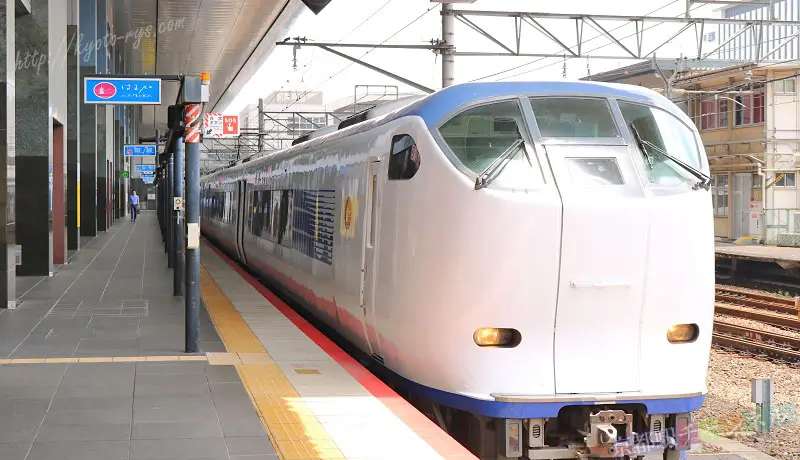 京都駅の30番線ホームの関空特急はるか