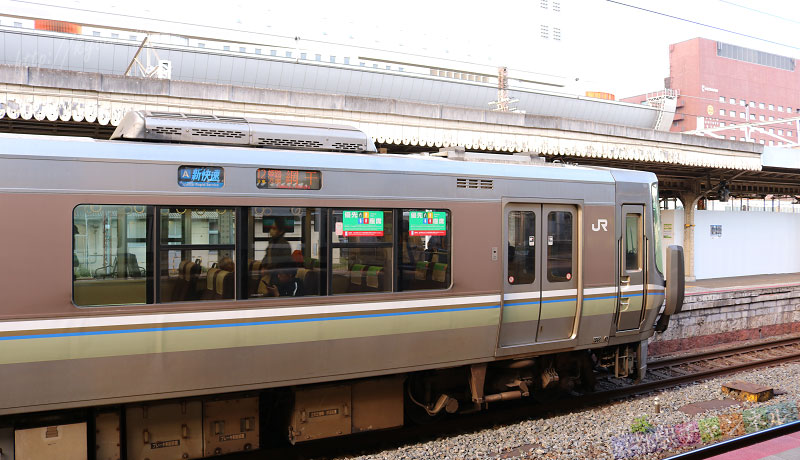 京都駅の5番線を走る新快速