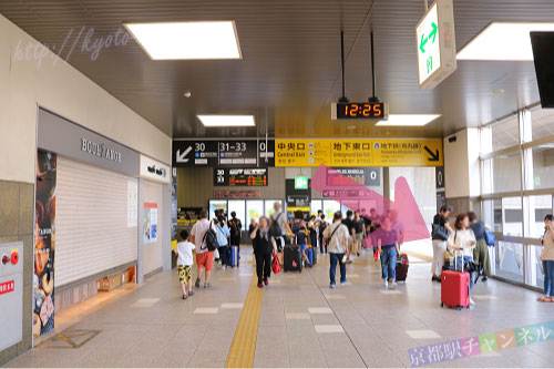 JR改札内の2階通路