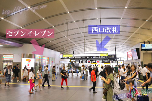 京都駅の南北自由通路のセブンイレブンと西口改札