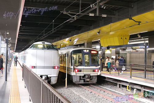 嵯峨野の特急電車