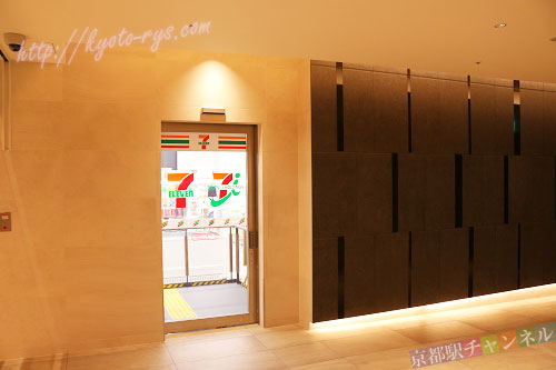 ホテルからコンビニへの入口